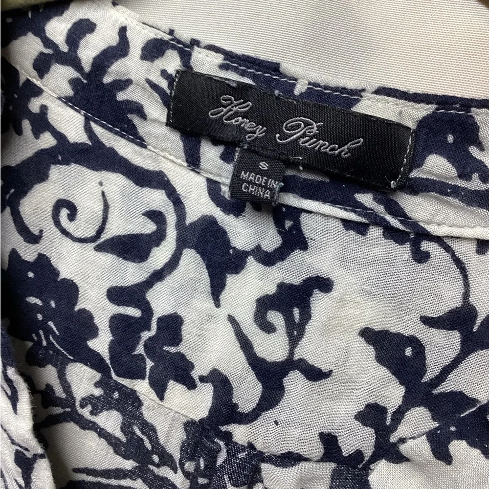 Honey Punch vneck Navy print Blouse Size Small